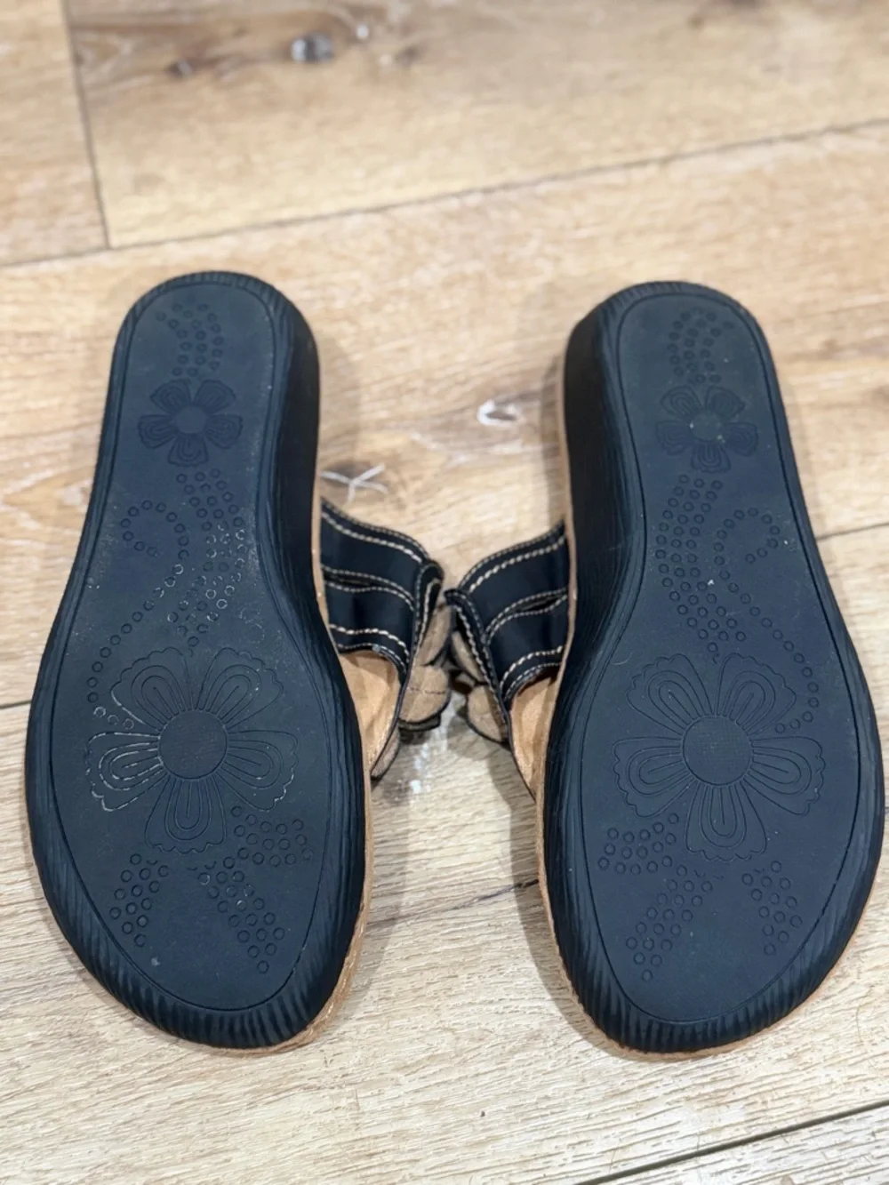 Cliffs by White Mountain Size 8.5 Flower‎ sandals women wedge thong